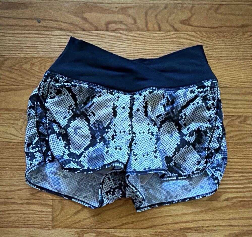 Lululemon Women's Black Gray White Snakeskin Animal Print Athletic Shorts size O